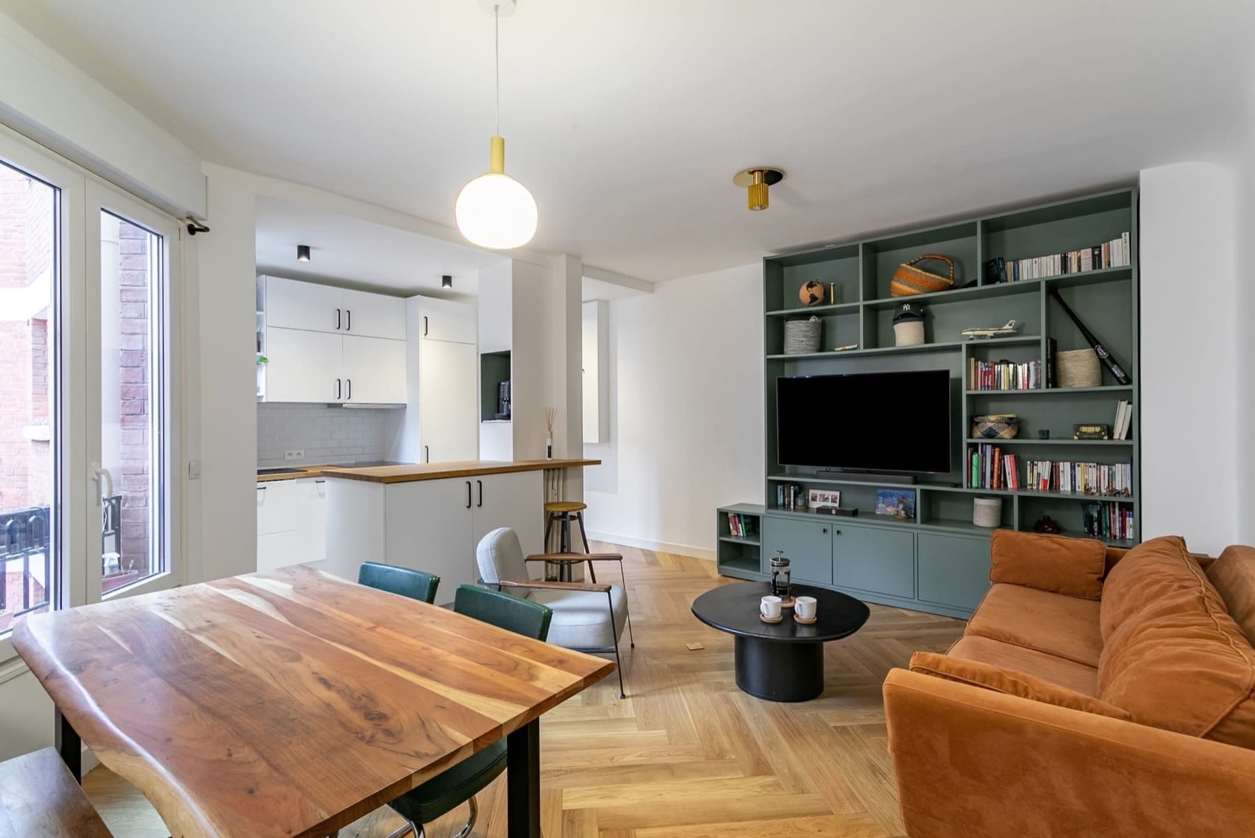 Rénovation moderne d’un séjour en appartement à Clichy